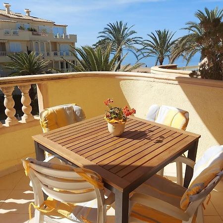 Estupendo apartamento en primera línea de playa y con vistas al mar Dénia Exterior foto