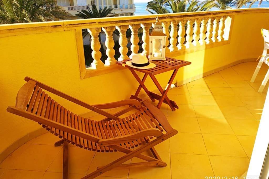 Estupendo apartamento en primera línea de playa y con vistas al mar Dénia Exterior foto