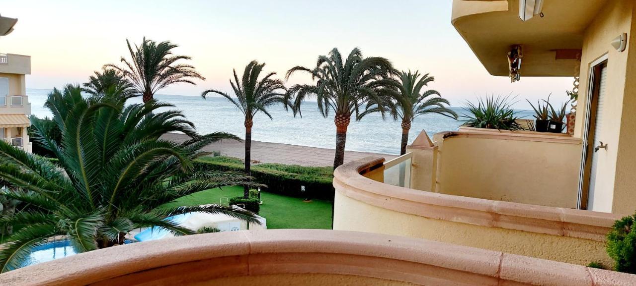 Estupendo apartamento en primera línea de playa y con vistas al mar Dénia Exterior foto