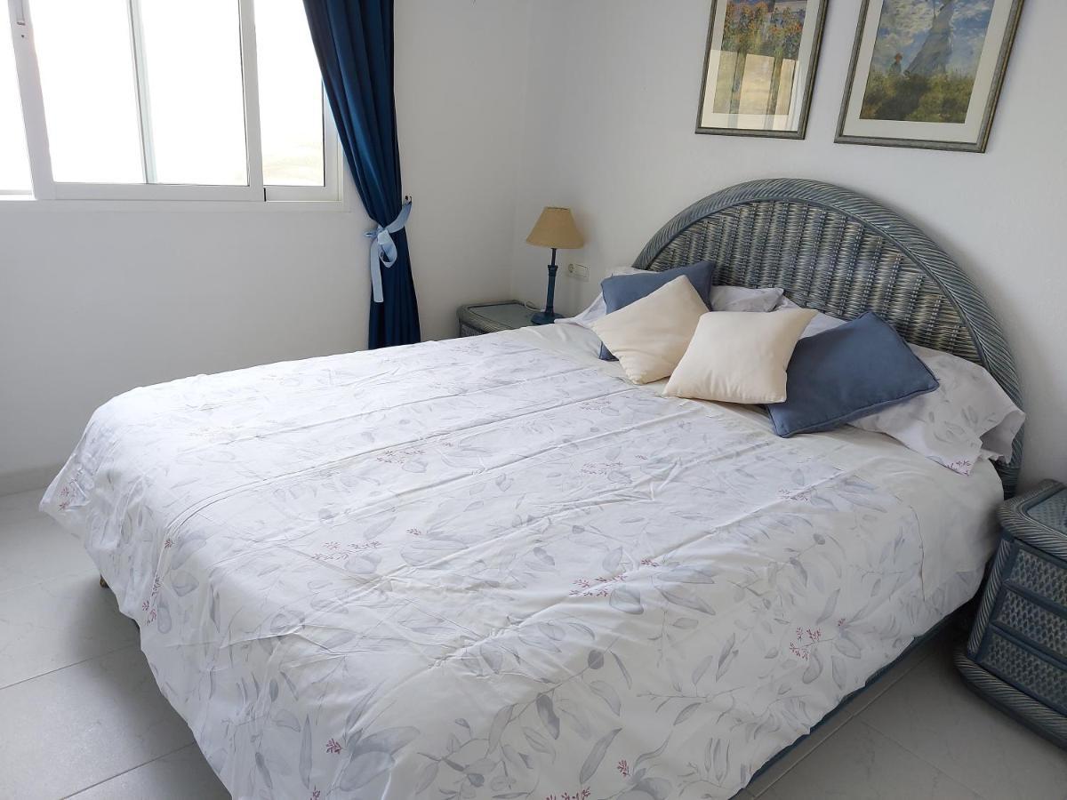 Estupendo apartamento en primera línea de playa y con vistas al mar Dénia Exterior foto