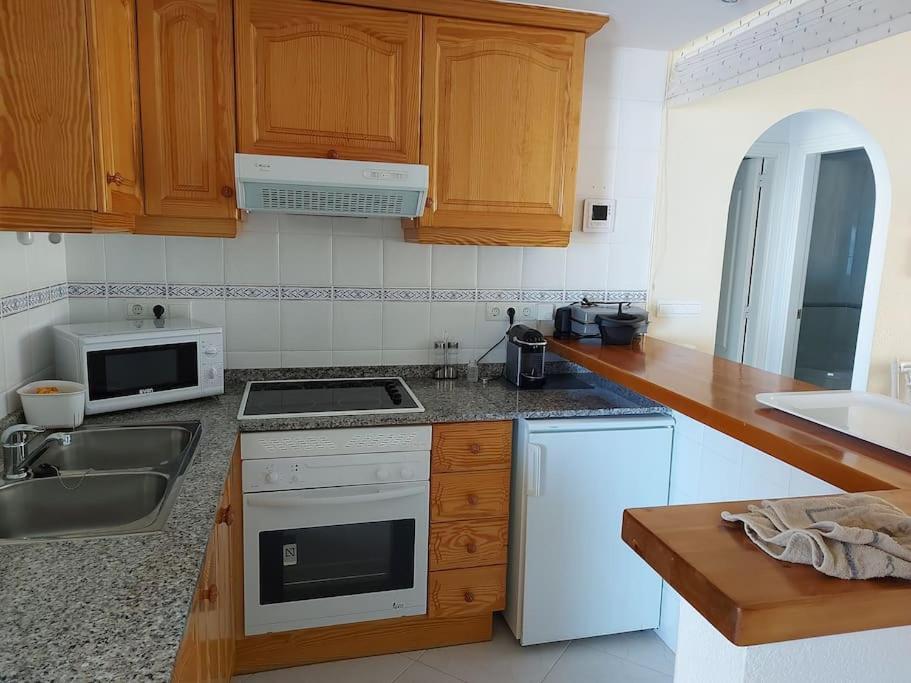Estupendo apartamento en primera línea de playa y con vistas al mar Dénia Exterior foto