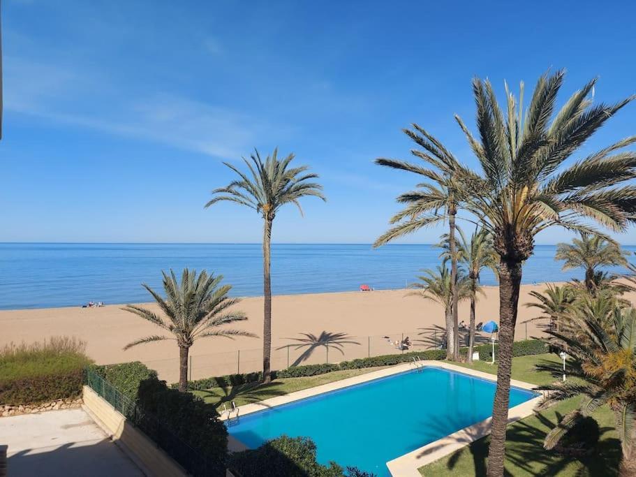 Estupendo apartamento en primera línea de playa y con vistas al mar Dénia Exterior foto