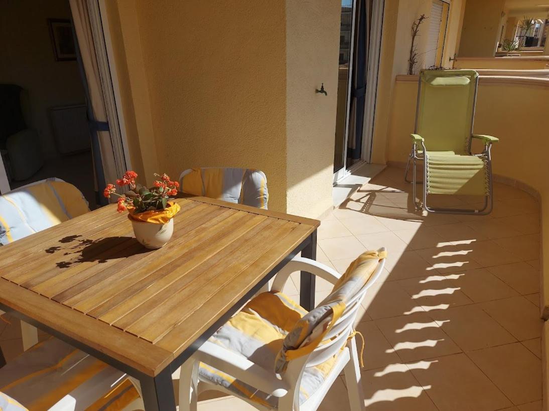 Estupendo apartamento en primera línea de playa y con vistas al mar Dénia Exterior foto