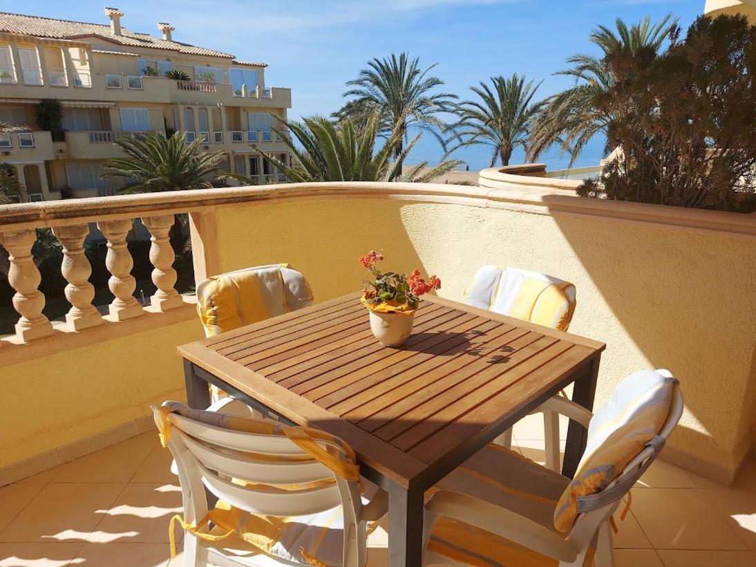 Estupendo apartamento en primera línea de playa y con vistas al mar Dénia Exterior foto