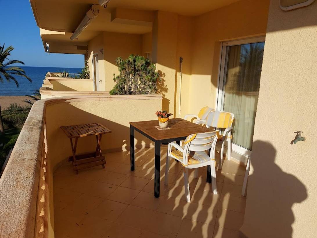 Estupendo apartamento en primera línea de playa y con vistas al mar Dénia Exterior foto
